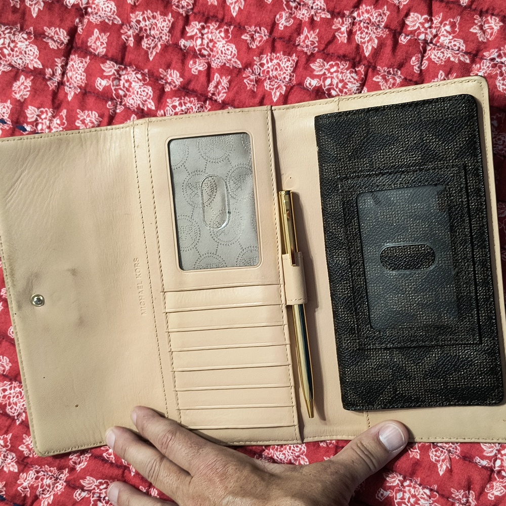 Michael Kors wallet - Picture 2 of 3